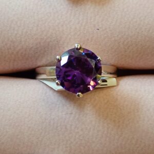Anillo con circonia morada (plata)