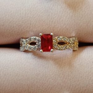 Anillo con circonia roja (plata)