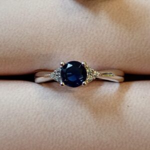 Anillo con circonia azul (plata)