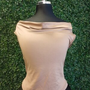 Blusa cafe hombros caidos